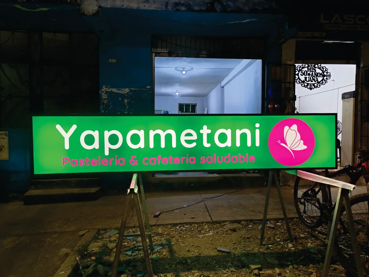 Letrero luminoso Yapametani de noche, realizado por IDEX