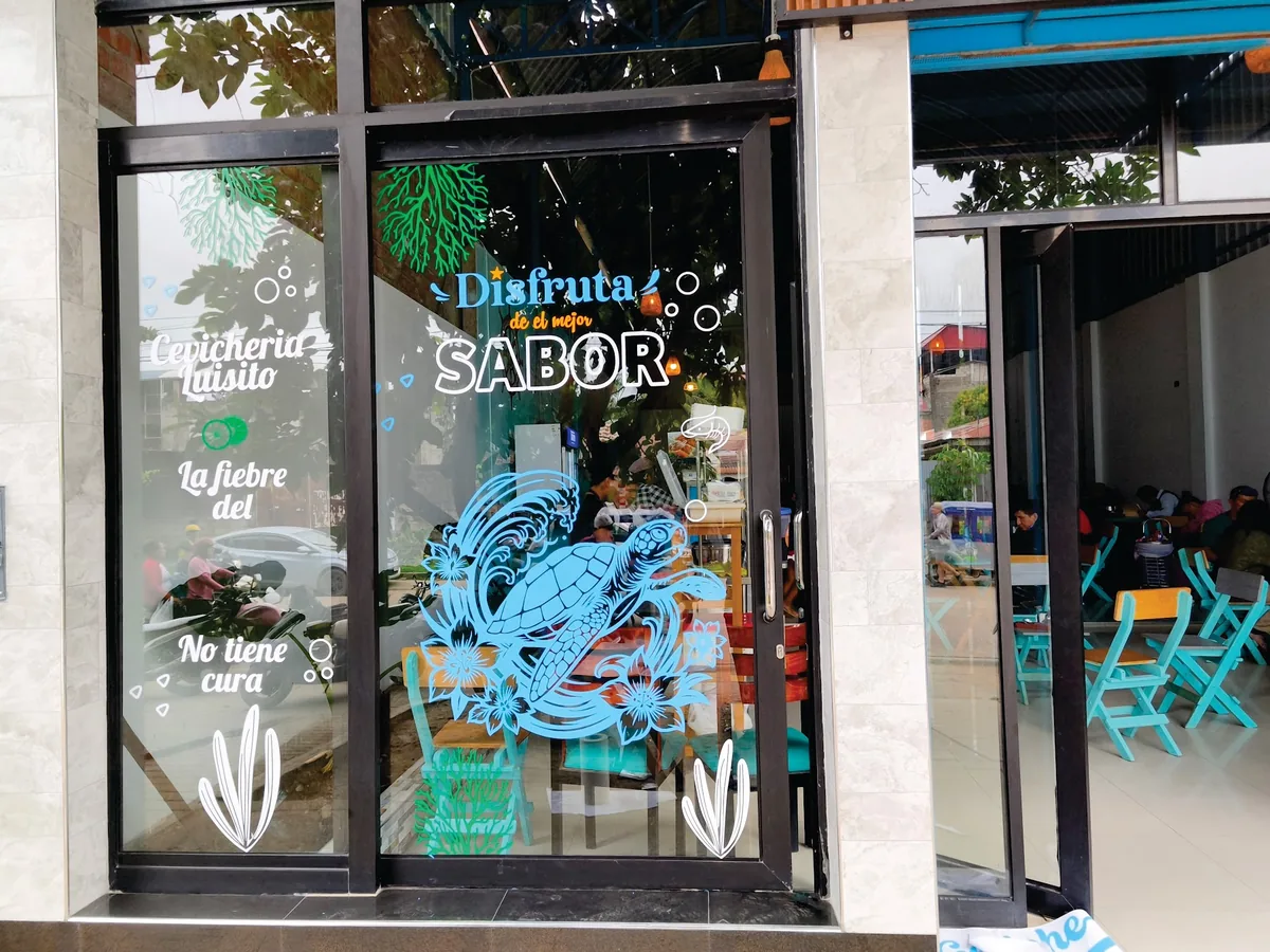 Vinil impreso en vidrio de Cevichería Luisito
